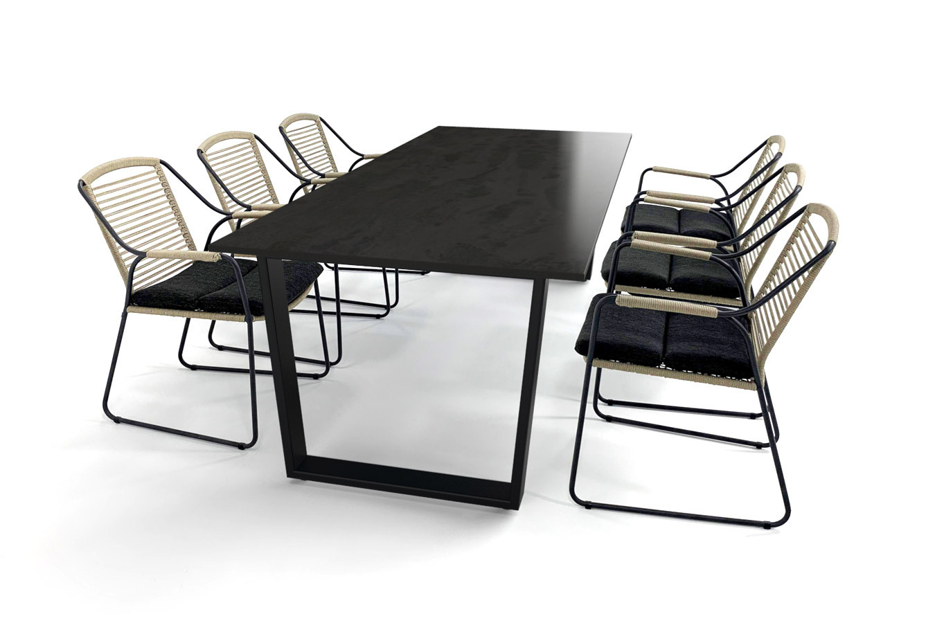 Keramische tafel met Dekton Radium blad, zwart stalen onderstel en Scandic dining stoelen